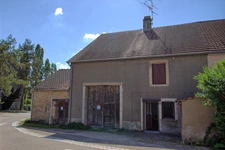 Maison de village en pierres à rénover – 2 chambres + dépendances – Jouhe (proche Dole)