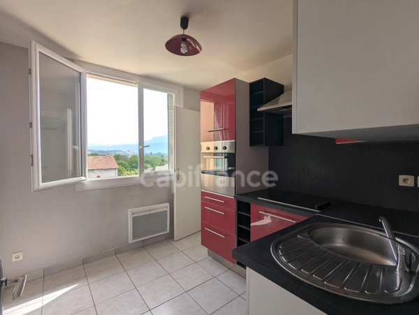 Appartement à vendre 4 pièces TULLINS (38) -  62.79 m² - Dernier étage - 2 chambres- 2 caves et stationnement au bas de l'immeuble