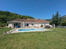 Maison à vendre  6 pièces  (38) Tullins - Maison de plain-pied de 153 m², 4 chambres, piscine, sur 2200 m² de terrain plat, superbe vue degagée