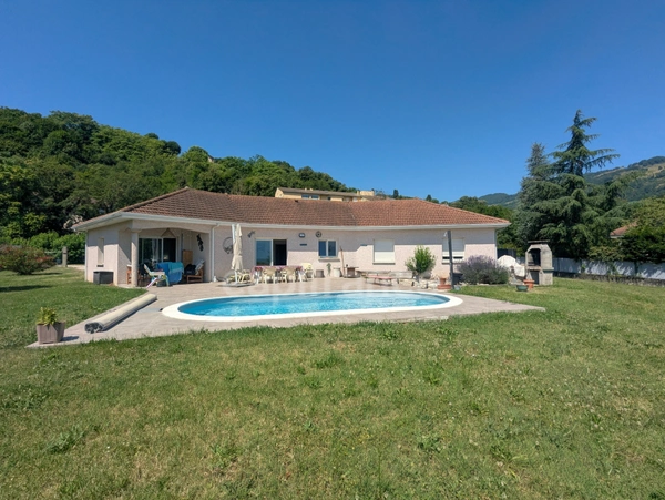 Maison à vendre  6 pièces  (38) Tullins - Maison de plain-pied de 153 m², 4 chambres, piscine, sur 2200 m² de terrain plat, superbe vue degagée