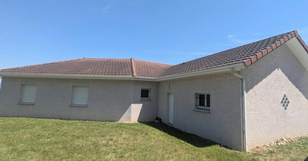 Maison à vendre  pièces  (38) Tullins - Maison de plain-pied de 153 m², 4 chambres, piscine, sur 2200 m² de terrain plat, superbe vue degagée