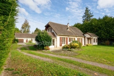 Proximité de Pont l'Evèque - Maison de 144 m2 - 3 chambres dont 1 rdc - Dépendance 65 m2 avec garage - Terrain 2177 m2