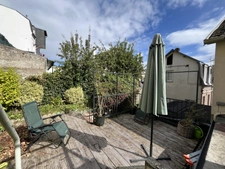 Honfleur hyper centre - Maison de ville - 92 m2 - 2 chambres - 3 Terrasses - Jardin - Atelier/Cave en sous sol de 39 m2