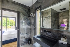 Pennedepie - Maison contemporaine d'architecte  - 217 m2 - 2 suites dont 1 en rdc - 2 chambres - Terrasse carrelée - Jacuzzi - Dépendance 80 m2 env - Terrain 1024 m2 - Parkings