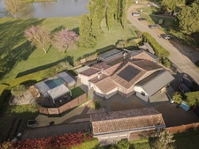 MAGNIFIQUE MAISON CONTEMPORAINE AVEC PISCINE ET DÉPENDANCES SUR LE GOLF