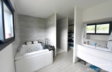 SUPERBE MAISON CONTEMPORAINE AVEC PISCINE SUR GRAND TERRAIN