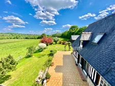Maison de charme avec vue exceptionnelle sur les bocages normands - 3 Chambres - Petite Dépendance et Garage.