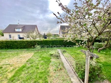 Agréable Maison de plain-pied surélevée - Beau Jardin  plat, clos et arboré - Sous - sol total - vaste Grenier 
