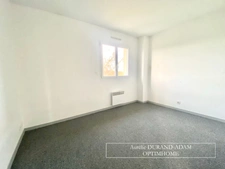 Maison contemporaine à vendre : 4 Chambres - Garage - Jardin plat, arboré et clos - Commune prisée.