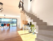 Maison contemporaine avec piscine - Calme, volumes et prestations.