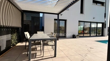 Maison contemporaine avec piscine - Calme, volumes et prestations.