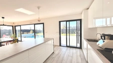 Maison contemporaine avec piscine - Calme, volumes et prestations.