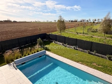 Maison contemporaine avec piscine - Calme, volumes et prestations.
