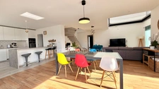 Maison contemporaine avec piscine - Calme, volumes et prestations.