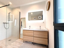 Maison contemporaine avec piscine - Calme, volumes et prestations.