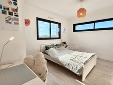 Maison contemporaine avec piscine - Calme, volumes et prestations.