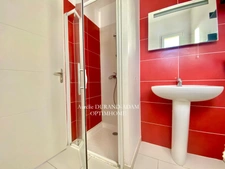 Maison contemporaine à vendre : 4 Chambres - Garage - Jardin plat, arboré et clos - Commune prisée.