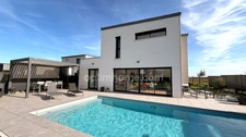 Maison contemporaine avec piscine - Calme, volumes et prestations.