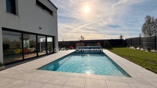 Maison contemporaine avec piscine - Calme, volumes et prestations.