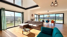 Maison contemporaine avec piscine - Calme, volumes et prestations.
