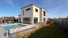 Maison contemporaine avec piscine - Calme, volumes et prestations.