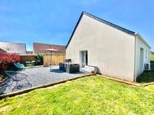 Maison lumineuse de plain pied - 2 Chambres - Garage - Agréable jardin plat et clos - Commerces à proximité immédiate