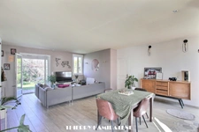 MAIRIE CENTRE VILLE SUBLIME MAISON 140M2 ENTIEREMENT RENOVEE 7 PIECES 4 CHAMBRES 1 BUREAU -JARDIN SANS VIS A VIS  DEPENDANCES  PARKINGS 2 VOITURES                   