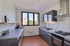 A seulement 6/7 MN A PIED DE LA GARE du centre ville a proximité du MONOPRIX bel appartement 62m2 3 pieces 2 chambres traversant  ideal 1er achat ou collocation possibilité de 3 chambres 