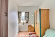 7 EM DERNIER ETAGE SANS ASC SEUL SUR LE PALIER 5 CHAMBRES COTE A COTE 42M2 AU TOTAL AVEC TRAVAUX IDEAL 1 APPARTEMENT !!!
