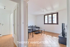 A seulement 6/7 MN A PIED DE LA GARE du centre ville a proximité du MONOPRIX bel appartement 62m2 3 pieces 2 chambres traversant  ideal 1er achat ou collocation possibilité de 3 chambres 