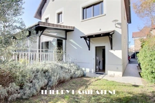 COEUR COLONIE !! REPUBLIQUE -ELEGANTE MAISON A LA DECO CHIC ET CONTEMPORAINE DE 183M2 8 PIECES 5 CHAMBRES AVEC S/SOL TOTAL PARKINGS EXTERIEUR ET GARAGE