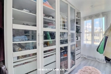 RUE DU PERREUX PETIT PRIX !! 4EM DERNER ETAGE TRES BEL APPARTEMENT ENTIEREMENT RENOVE 4 PIECES  3 CHAMBRES AVEC PARKING EN EXTERIEUR