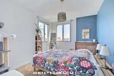 QUARTIER MAIRIE -PROCHE GARE- COMMERCES TRES BEL APPARTEMENT BOURGEOIS ENTIEREMENT RENOVE 100M2 AVEC BALCON 5 PIECES 4 CHAMBRES ET CAVE EN S/SOL