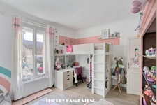 MAIRIE CENTRE VILLE SUBLIME MAISON 140M2 ENTIEREMENT RENOVEE 7 PIECES 4 CHAMBRES 1 BUREAU -JARDIN SANS VIS A VIS  DEPENDANCES  PARKINGS 2 VOITURES                   
