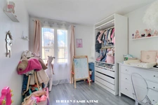RUE DU PERREUX PETIT PRIX !! 4EM DERNER ETAGE TRES BEL APPARTEMENT ENTIEREMENT RENOVE 4 PIECES  3 CHAMBRES AVEC PARKING EN EXTERIEUR