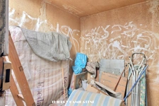 7 EM DERNIER ETAGE SANS ASC SEUL SUR LE PALIER 5 CHAMBRES COTE A COTE 42M2 AU TOTAL AVEC TRAVAUX IDEAL 1 APPARTEMENT !!!