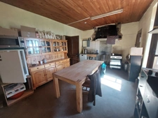 CORPS DE FERME AVEC DÉPENDANCES SUR TERRAIN DE 2 Ha 16 a 90 ca AUX ALLURES DE CAMPING !