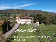 MAISON DE MAITRE AVEC  DEPENDANCES DEUX PIGEONNIERS SUR PARC DE 5000M²