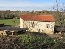 CORPS DE FERME AVEC 2 MAISONS RENOVEES ET NOMBREUSES DEPENDANCES A 10 MINUTES D'ALBI SUD 