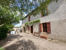 CORPS DE FERME AVEC DEPENDANCES ET GRAND MOBILHOME SUR TERRAIN SUR VEGETALISE DE 2ha16a90ca aux allures de camping! 250000€