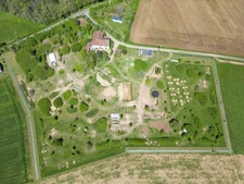 CORPS DE FERME AVEC DEPENDANCES ET GRAND MOBILHOME SUR TERRAIN SUR VEGETALISE DE 2ha16a90ca aux allures de camping! 250000€