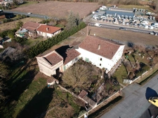 CORPS DE FERME AVEC PIGEONNIER DEPENDANCES +LOCAL COMMERCIAL + STOCKAGE+ TERRAIN EN UA2  319900€
