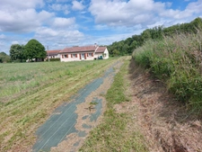 CORPS DE FERME AVEC DEPENDANCES ET GRAND MOBILHOME SUR TERRAIN SUR VEGETALISE DE 2ha16a90ca aux allures de camping! 250000€