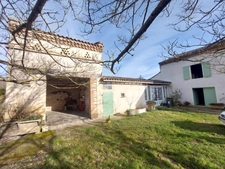 CORPS DE FERME AVEC PIGEONNIER DEPENDANCES +LOCAL COMMERCIAL + STOCKAGE+ TERRAIN EN UA2  319900€