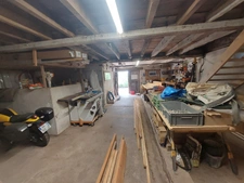 CORPS DE FERME AVEC DEPENDANCES ET GRAND MOBILHOME SUR TERRAIN SUR VEGETALISE DE 2ha16a90ca aux allures de camping! 250000€