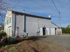 CORPS DE FERME AVEC PIGEONNIER DEPENDANCES +LOCAL COMMERCIAL + STOCKAGE+ TERRAIN EN UA2  319900€