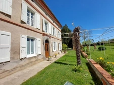 MAISON DE MAITRE AVEC  DEPENDANCES DEUX PIGEONNIERS SUR PARC DE 5000M²