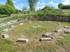 CORPS DE FERME AVEC DEPENDANCES ET GRAND MOBILHOME SUR TERRAIN SUR VEGETALISE DE 2ha16a90ca aux allures de camping! 250000€