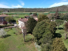 MAISON DE MAITRE AVEC  DEPENDANCES DEUX PIGEONNIERS SUR PARC DE 5000M²