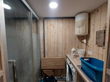 CORPS DE FERME AVEC DEPENDANCES ET GRAND MOBILHOME SUR TERRAIN SUR VEGETALISE DE 2ha16a90ca aux allures de camping! 250000€